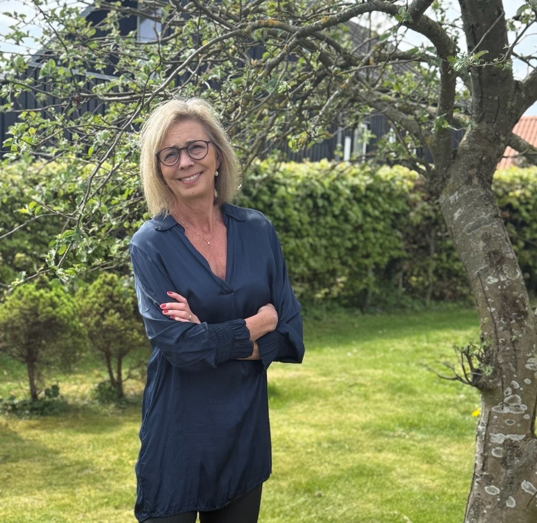 Diana Munk, erhvervspsykoterapeut, portrætfoto i naturen